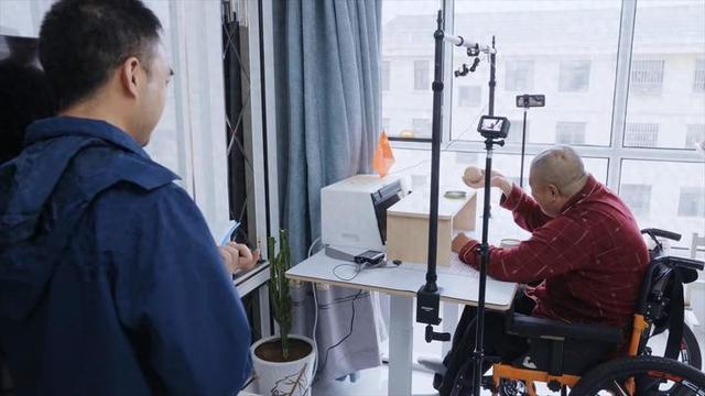 “意念取物”成真！江苏首家脑机接口临床研究病房帮助瘫痪8年患者重获“动手能力”(图1)