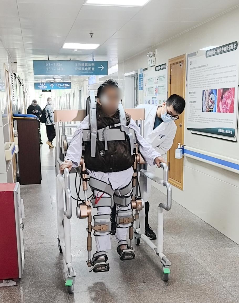 【视频】脑机接口“走进”病房！省二医解锁“意念控物”新可能疑难神经疾病治疗迎突破(图1)