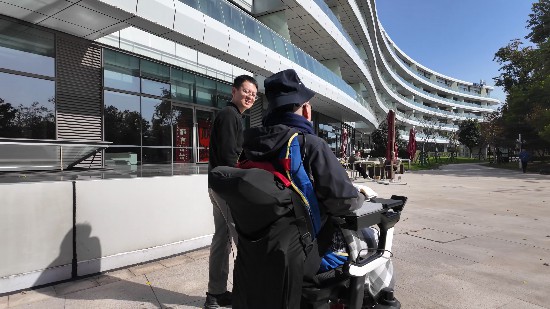 大江东｜并非“脑洞大开”！中国脑机接口成功让瘫痪患者“脑控”轮椅遛弯(图4)