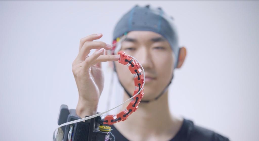 四中全会精神在基层丨一间实验室何以攀登“脑机接口”高峰？(图1)