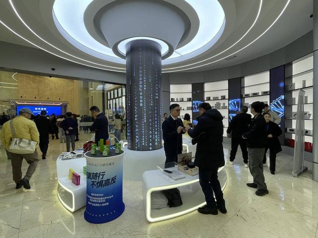 严选AI机器人等210款银发产品 自贡打造科技感爆表的“银发经济”体验新平台(图4)