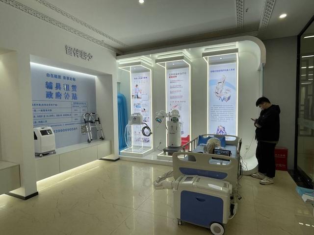 严选AI机器人等210款银发产品 自贡打造科技感爆表的“银发经济”体验新平台(图6)