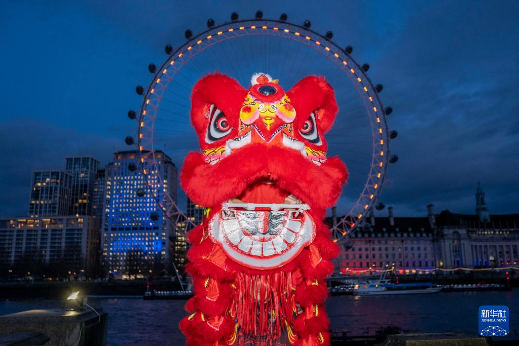 英国“伦敦眼”点亮“中国红”(图1)