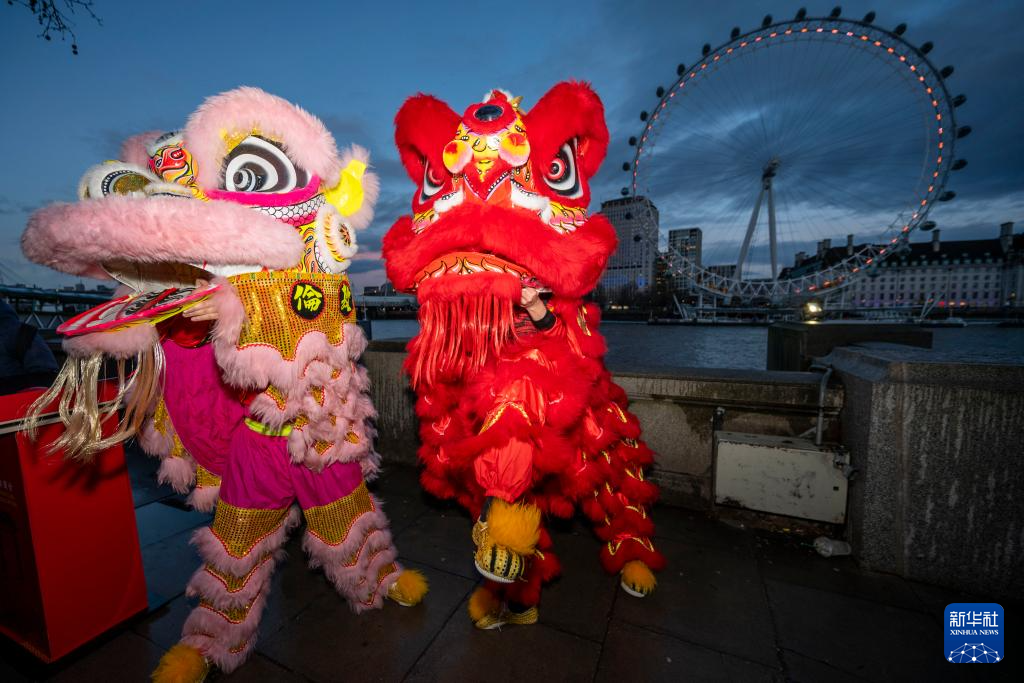 英国“伦敦眼”点亮“中国红”(图3)