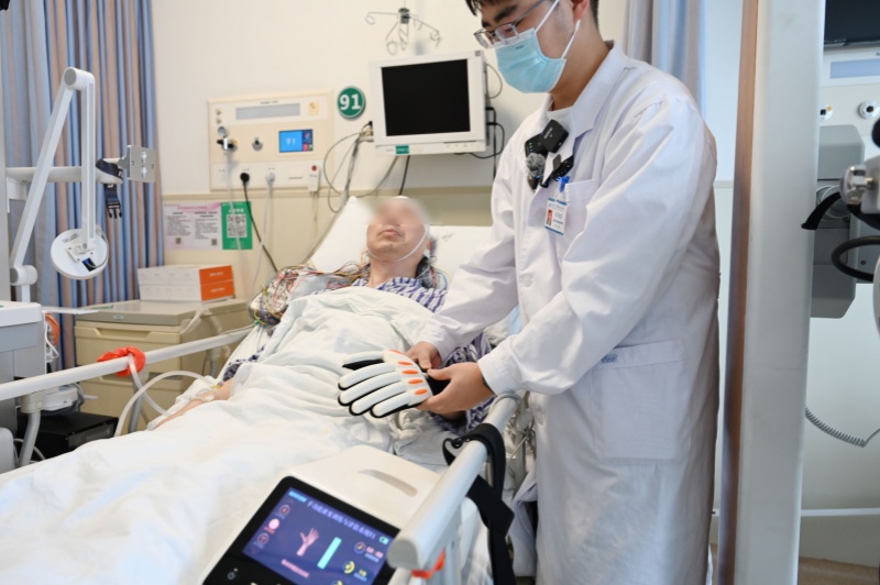 重医附二院脑机接口助瘫痪患者实现意念抬手(图1)