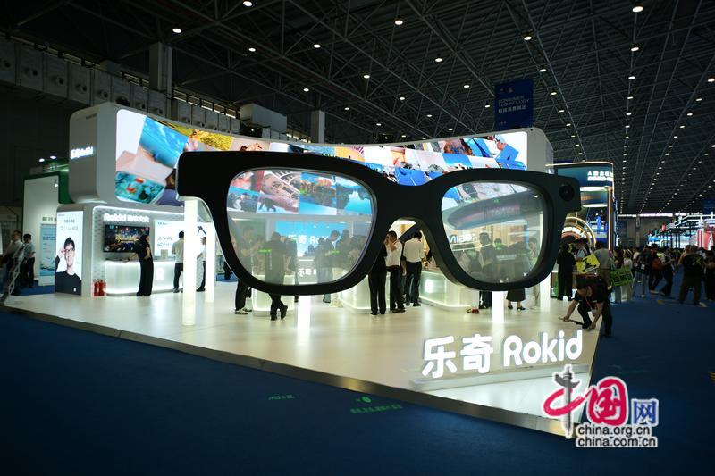消博会上演“科技秀”！“陆地航母”+AI眼镜解锁未来生活新方式(图2)