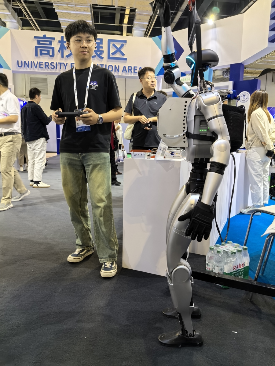 【上观新闻】大模型6G盒子、氢电混合机器人、超声脑机接口上交会名校走上未来产业赛道(图1)