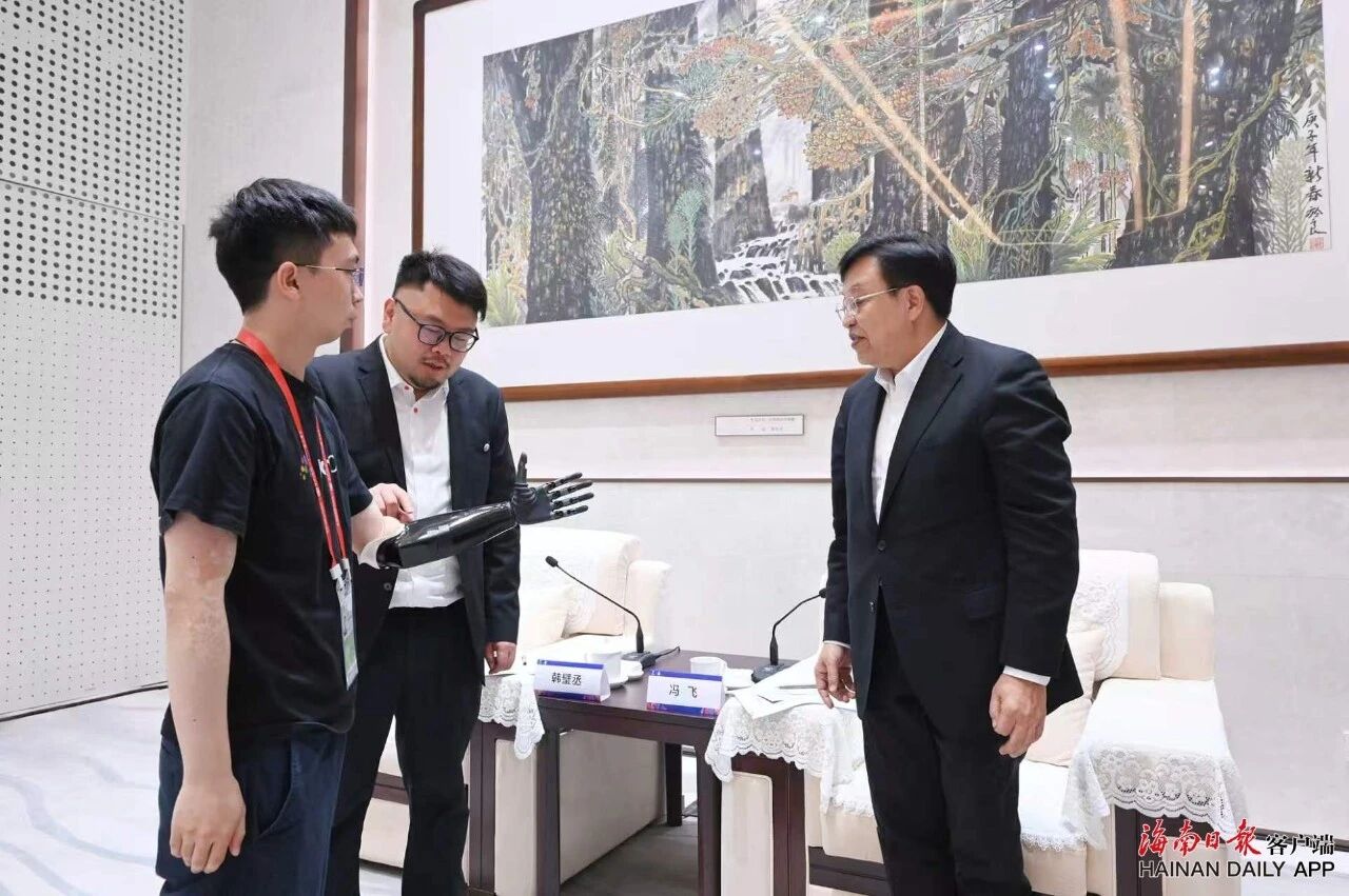 单个脑机接口装置同步解码言语与手势有望帮助瘫痪患者以更自然方式交流(图1)